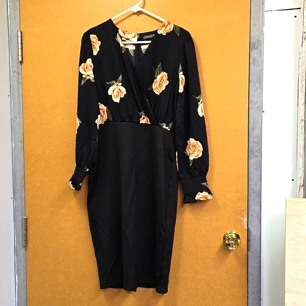 Suzy Shier Size M Black Floral V-Neck Midi Dress